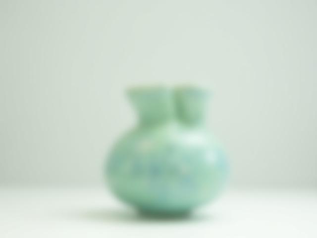 Eine handgefertigte Vase 'Morgentau' mit dezenter Glasur.